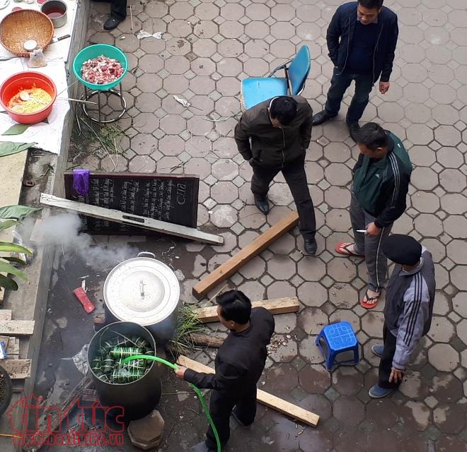 Nhộn nhịp gói bánh chưng Tết 'cộng đồng' tại các khu tập thể, chung cư Hà Nội ảnh 4